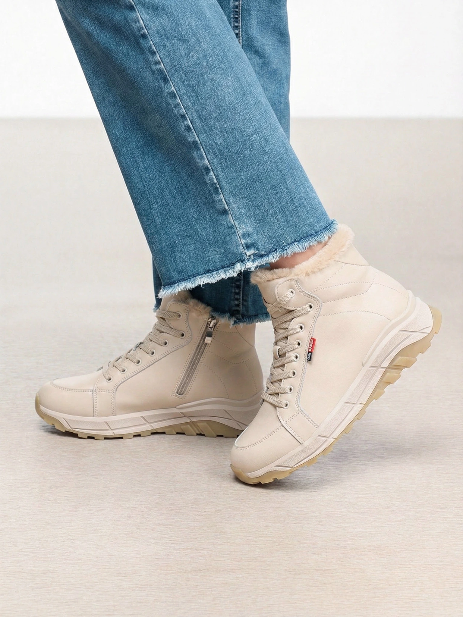 Ботинки бежевого цвета на рельефной подошве